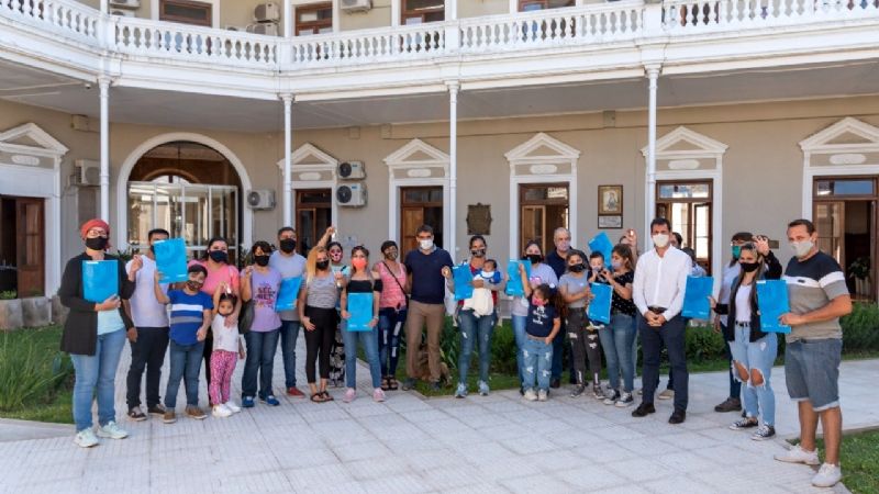 REGIONALES SAN NICOLAS: El Municipio de San Nicolás entregó 10 viviendas sociales