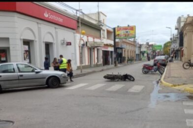 Accidente: colisión entre un auto y una moto. Sin heridos de gravedad