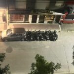 Vecinos denuncian problemas para ingresar a sus viviendas por motos mal estacionadas en la zona de un bar