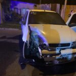 Madrugada violenta: roban un auto y lo estrellan contra una columna