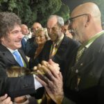 Milei encabezó el aniversario de los Granaderos y compartió un emotivo momento con Mingo Novaro y Javier Saucedo