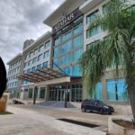 Kicillof llega a San Pedro para inaugurar el Hotel Azahar y entregar 55 viviendas en el barrio Güemes