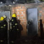 Intenso trabajo de Bomberos para controlar un incendio que destruyó una vivienda