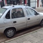 Rompió vehículos, atacó comercios y lesionó a un peatón: fue internado con custodia policial