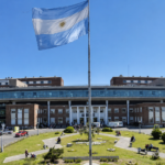 El Gobierno dispuso que los extranjeros sin residencia permanente deberán pagar la atención en hospitales nacionales