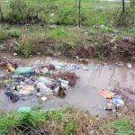 Basura y restos de poda obstruyen zanjas y dificultan el escurrimiento del agua