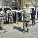 Fuerte choque y vuelco en Rivadavia y Beaumont: una persona quedó atrapada