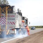 Tras la repavimentación, avanzan los trabajos de demarcación en la Ruta 1001